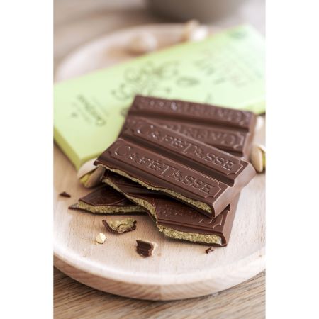 Cafe-Tasse chocolate bars on a wooden plate